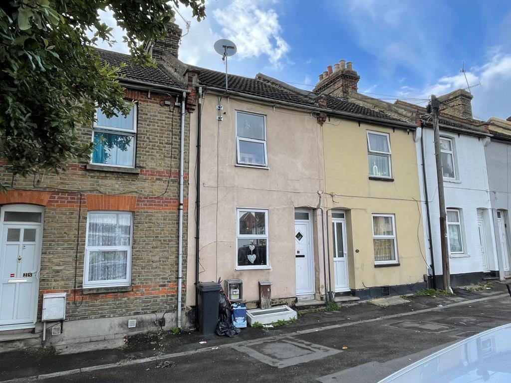 Lot: 4 - MID-TERRACE PROPERTY ARRANGED AS TWO SELF-CONTAINED MAISONETTES -